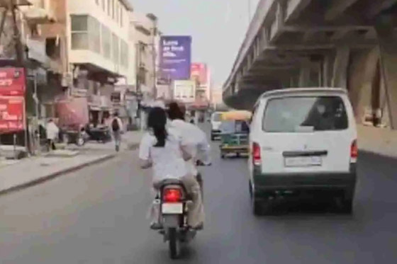 فيديو مثير للجدل.. هندية تضرب زوجها بالحذاء أثناء قيادته دراجة نارية صورة رقم 1