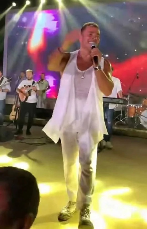 صور عمرو دياب في إطلالة مثيرة للجدل تشعل مواقع التواصل صورة رقم 1