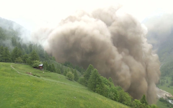 شاهدوا.. لحظة انهيار جليدي دمر قرية سويسرية بالكامل صورة رقم 2