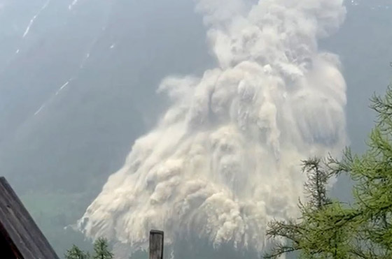 شاهدوا.. لحظة انهيار جليدي دمر قرية سويسرية بالكامل صورة رقم 3