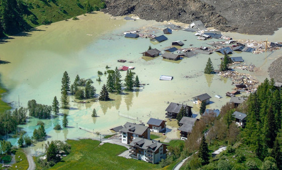 شاهدوا.. لحظة انهيار جليدي دمر قرية سويسرية بالكامل صورة رقم 5