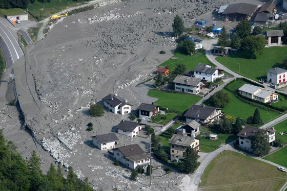 شاهدوا.. لحظة انهيار جليدي دمر قرية سويسرية بالكامل صورة رقم 4