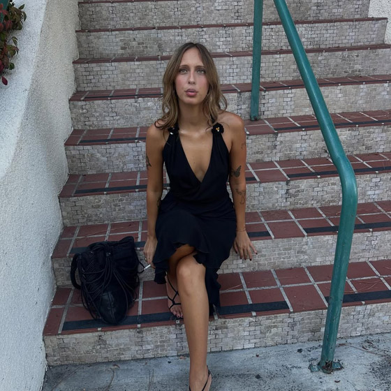 ‏جيجي وبيلا حديد تكشفان عن اختهما السرية غير الشقيقة: الحسناء أيدان نيكس صورة رقم 4