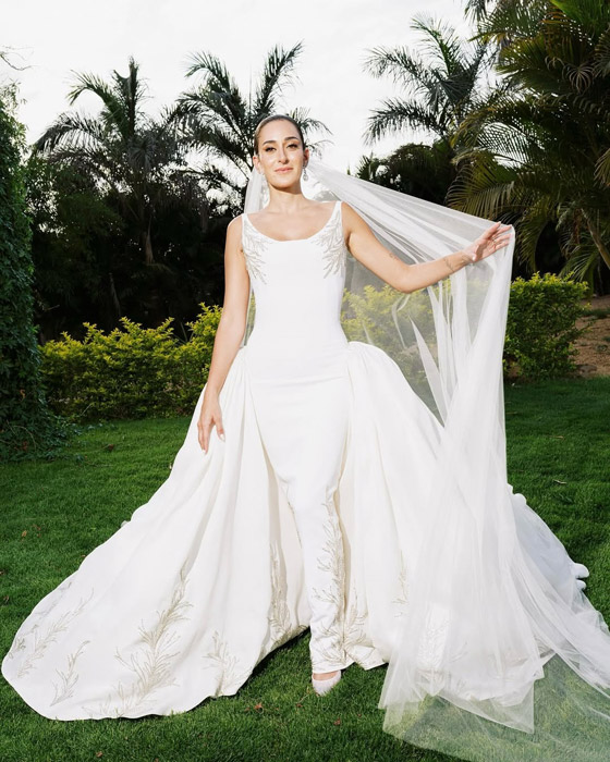 مقاطع زفاف أمينة خليل.. إطلالة كالأميرات وماكياج ناعم وحضور النجوم أحمد حلمي ومنى زكي ويسرا صورة رقم 2