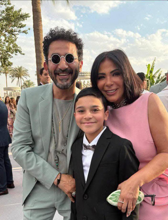 مقاطع زفاف أمينة خليل.. إطلالة كالأميرات وماكياج ناعم وحضور النجوم أحمد حلمي ومنى زكي ويسرا صورة رقم 4