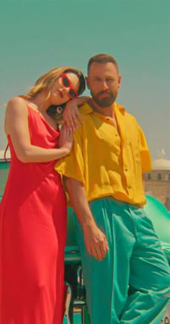 اللبناني نيقولا معوض يغني دويتو (أحبك) مع نجمة تركية ... رومانسية تخطف القلوب صورة رقم 1