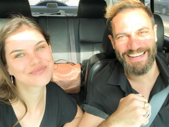 اللبناني نيقولا معوض يغني دويتو (أحبك) مع نجمة تركية ... رومانسية تخطف القلوب صورة رقم 2