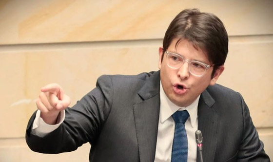 لحظة إصابة مرشح رئاسي في كولومبيا بإطلاق نار أثناء إلقائه خطابا صورة رقم 5 لحظة إصابة مرشح رئاسي في كولومبيا بإطلاق نار أثناء إلقائه خطابا صورة رقم 5