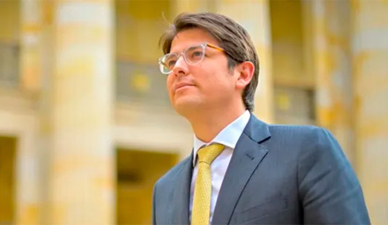 لحظة إصابة مرشح رئاسي في كولومبيا بإطلاق نار أثناء إلقائه خطابا صورة رقم 4 لحظة إصابة مرشح رئاسي في كولومبيا بإطلاق نار أثناء إلقائه خطابا صورة رقم 4