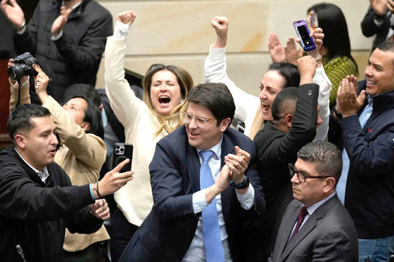 لحظة إصابة مرشح رئاسي في كولومبيا بإطلاق نار أثناء إلقائه خطابا صورة رقم 2 لحظة إصابة مرشح رئاسي في كولومبيا بإطلاق نار أثناء إلقائه خطابا صورة رقم 2