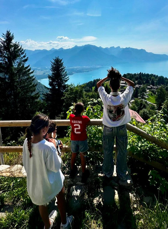 صور مرحة من رحلات نجمات مع أبنائهن وبناتهن: الإجازة أكثر متعة معهم! صورة رقم 2