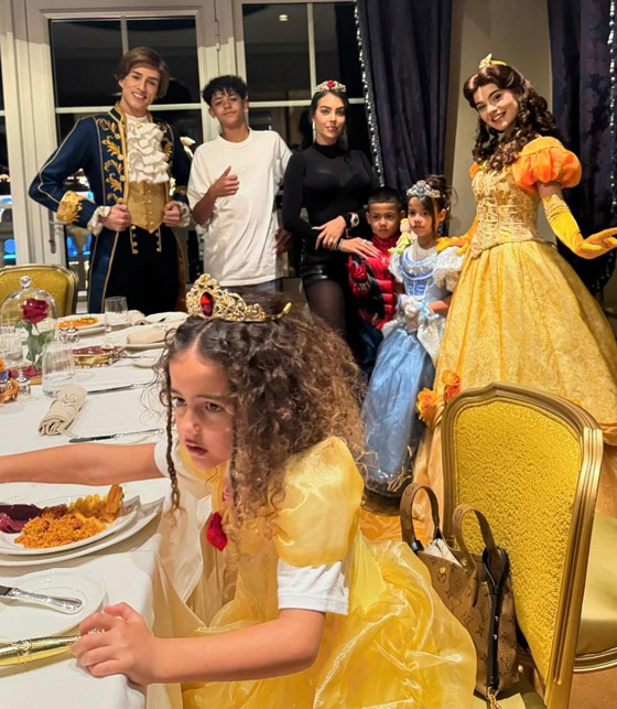 صور مرحة من رحلات نجمات مع أبنائهن وبناتهن: الإجازة أكثر متعة معهم! صورة رقم 4