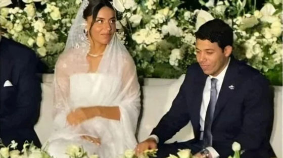 رامي عادل إمام يغنّي (بجوّز ابني) بحفل زفاف نجله على طريقة والده الزعيم قبل 27 عامًا صورة رقم 2