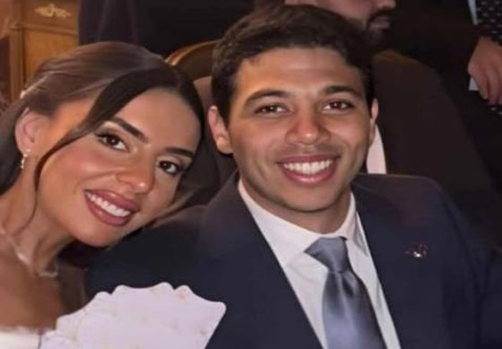 رامي عادل إمام يغنّي (بجوّز ابني) بحفل زفاف نجله على طريقة والده الزعيم قبل 27 عامًا صورة رقم 1