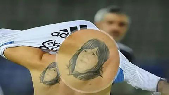 وشم على ظهر النجم ليونيل ميسي يحيّر الجمهور: هل هذه صورة عايدة رياض؟ صورة رقم 3