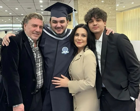 سلاف فواخرجي تحتفل بتخرج ابنها حمزة طبيب في موسكو وتناديه (يا روح الروح).. صورة رقم 1