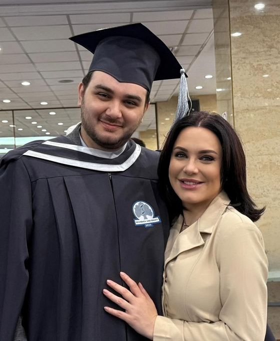 سلاف فواخرجي تحتفل بتخرج ابنها حمزة طبيب في موسكو وتناديه (يا روح الروح).. صورة رقم 4