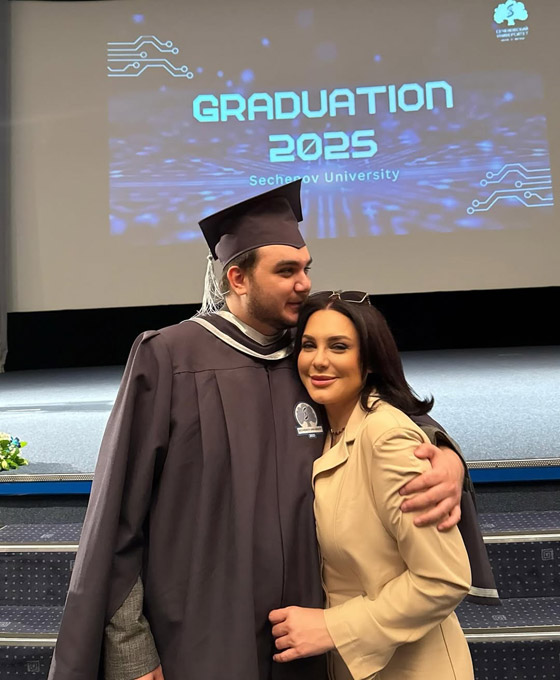 سلاف فواخرجي تحتفل بتخرج ابنها حمزة طبيب في موسكو وتناديه (يا روح الروح).. صورة رقم 3