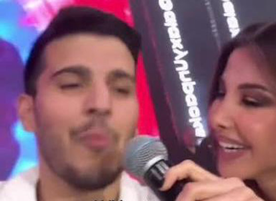 معجب يقتحم المسرح ويشارك نانسي عجرم غناء (حبّك سفّاح) ويرجوها: احكيلهم إنك بتحبيني صورة رقم 1