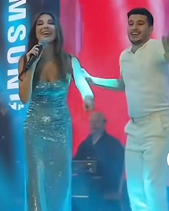 معجب يقتحم المسرح ويشارك نانسي عجرم غناء (حبّك سفّاح) ويرجوها: احكيلهم إنك بتحبيني صورة رقم 2