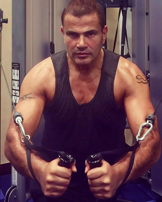 سر رشاقة وشباب عمرو دياب بعمر الـ63: لا يشرب سجاير ويأكل السمك المشوي! صورة رقم 1