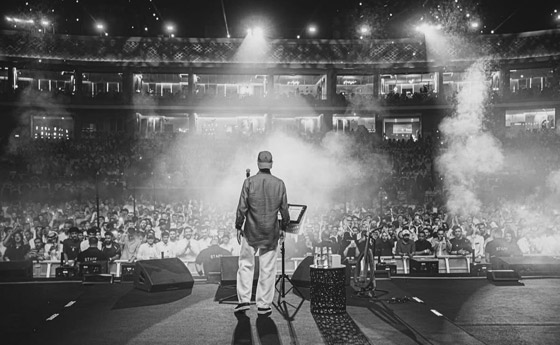 رابح صقر يتعرض لازمة صحية على المسرح.. يغادر بشكل مفاجئ ويقلق جمهوره صورة رقم 1