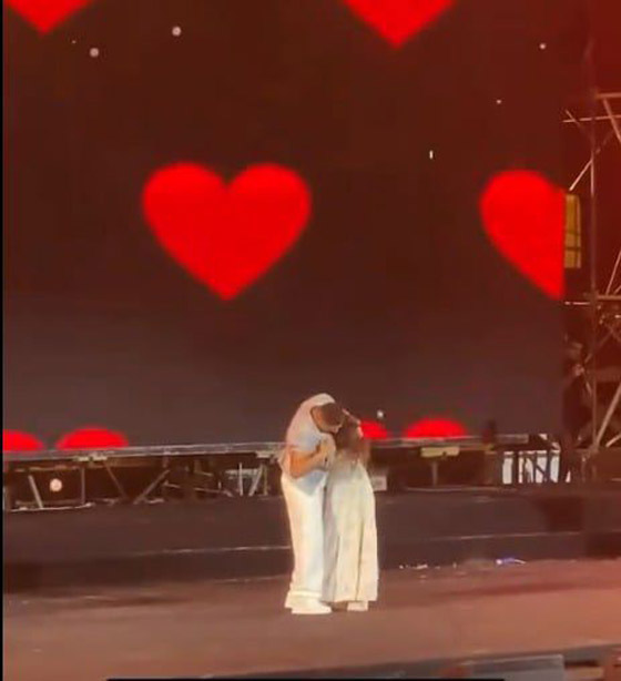 معجبة تفاجئ تامر حسني وتحضنه بقوة على المسرح..  هل سيتعرض لأزمة راغب علامة؟ صورة رقم 1