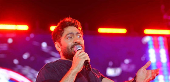 معجبة تفاجئ تامر حسني وتحضنه بقوة على المسرح..  هل سيتعرض لأزمة راغب علامة؟ صورة رقم 3