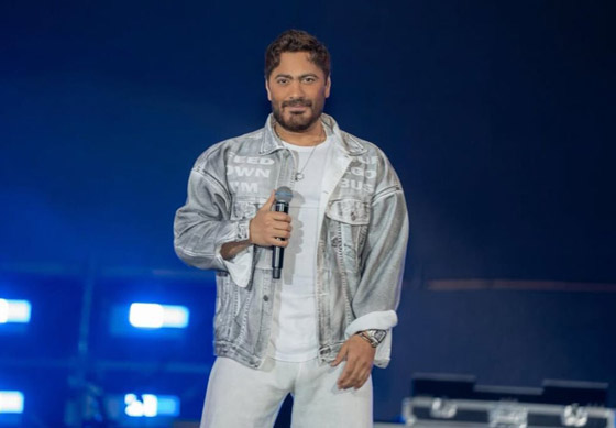 معجبة تفاجئ تامر حسني وتحضنه بقوة على المسرح..  هل سيتعرض لأزمة راغب علامة؟ صورة رقم 2