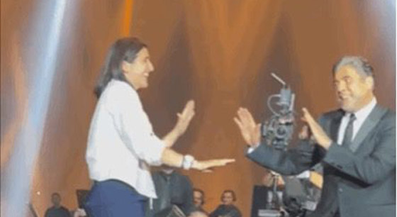 بعد تورّط راغب علامة، وائل كفوري يتهرب من معجبة اقتحمت المسرح ورقصت معه واحتضنته وحاولت تقبيلله صورة رقم 2