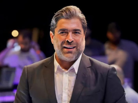 بعد تورّط راغب علامة، وائل كفوري يتهرب من معجبة اقتحمت المسرح ورقصت معه واحتضنته وحاولت تقبيلله صورة رقم 6