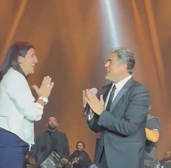 بعد تورّط راغب علامة، وائل كفوري يتهرب من معجبة اقتحمت المسرح ورقصت معه واحتضنته وحاولت تقبيلله صورة رقم 1