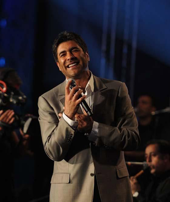 بعد تورّط راغب علامة، وائل كفوري يتهرب من معجبة اقتحمت المسرح ورقصت معه واحتضنته وحاولت تقبيلله صورة رقم 3