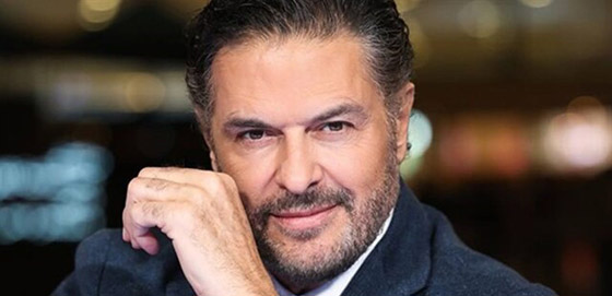 بعد تورّط راغب علامة، وائل كفوري يتهرب من معجبة اقتحمت المسرح ورقصت معه واحتضنته وحاولت تقبيلله صورة رقم 5