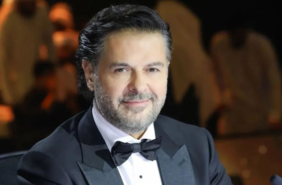 بعد تورّط راغب علامة، وائل كفوري يتهرب من معجبة اقتحمت المسرح ورقصت معه واحتضنته وحاولت تقبيلله صورة رقم 4