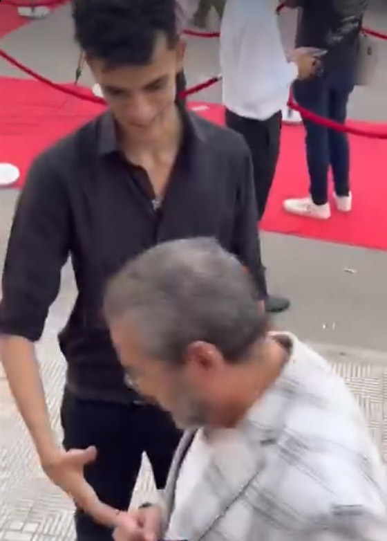 أحمد عبد العزيز يرفض مد يده للسلام على احد المعجبين ويثير الغضب، والنشطاء: بلاش غرور! صورة رقم 1