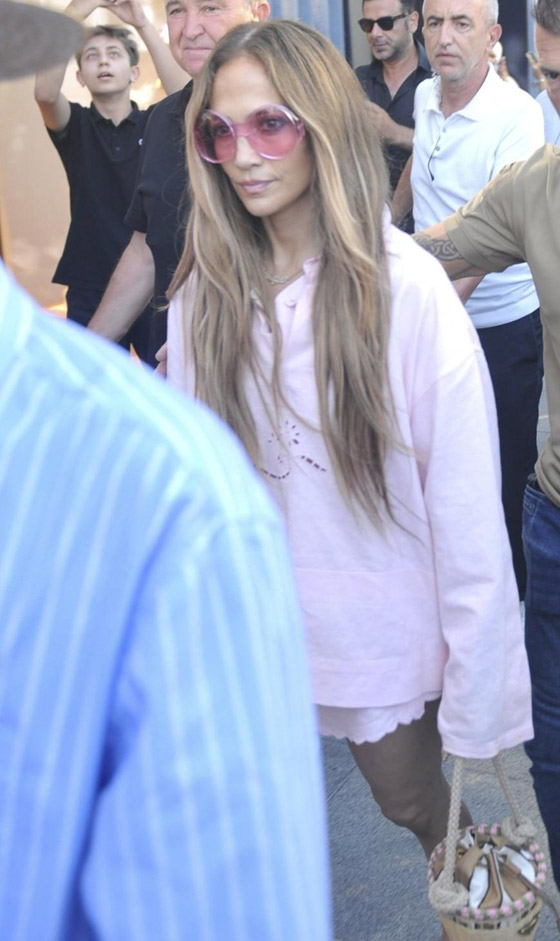 ما سبب منع جينيفر لوبيز من دخول متجر شهير في إسطنبول؟ ردّ فعلها الهادئ مفاجئ! صورة رقم 3