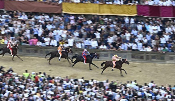 مادونا في إيطاليا تحتفل مع اصدقائها النجوم بعيد ميلادها الـ67  صورة رقم 2