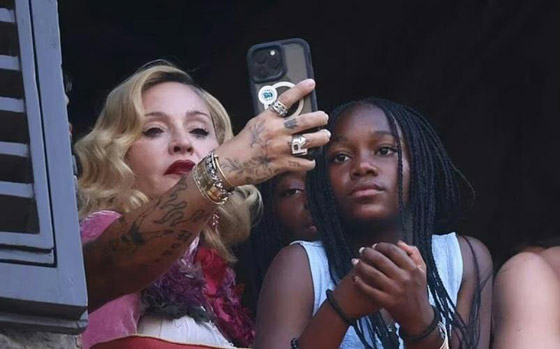 مادونا في إيطاليا تحتفل مع اصدقائها النجوم بعيد ميلادها الـ67  صورة رقم 3