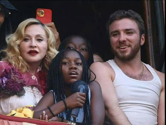 مادونا في إيطاليا تحتفل مع اصدقائها النجوم بعيد ميلادها الـ67  صورة رقم 1