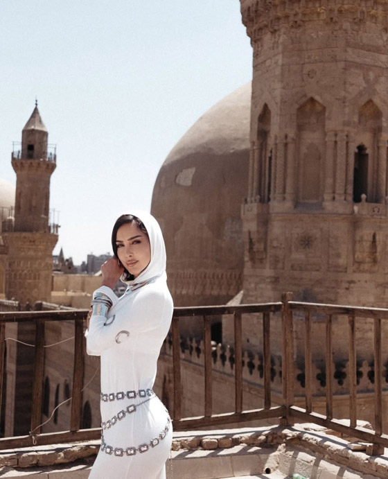 ‏انتقادات واسعة لـ بسمة بوسيل بعد ان رقصت في أغنيتها الأخيرة أمام مسجد! صورة رقم 1