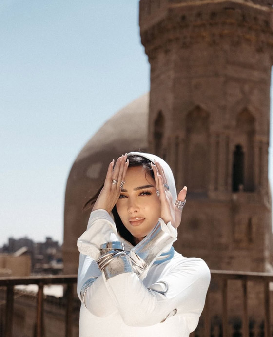 ‏انتقادات واسعة لـ بسمة بوسيل بعد ان رقصت في أغنيتها الأخيرة أمام مسجد! صورة رقم 3