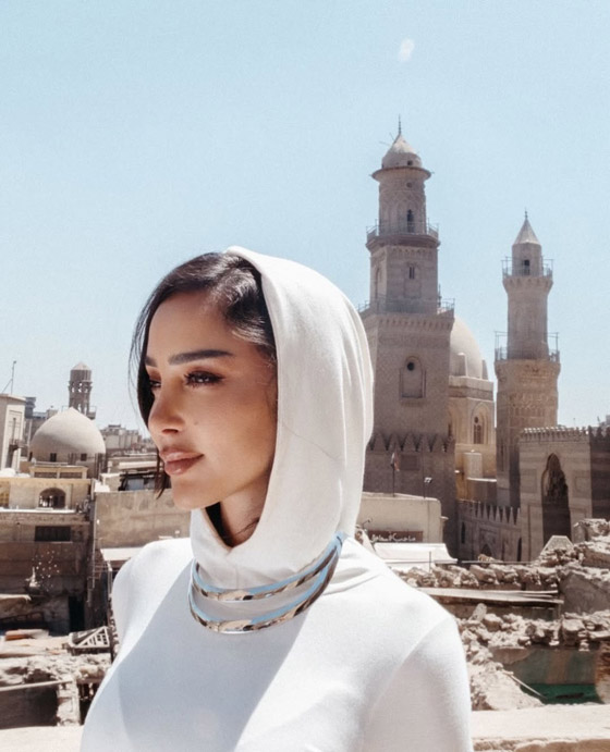 ‏انتقادات واسعة لـ بسمة بوسيل بعد ان رقصت في أغنيتها الأخيرة أمام مسجد! صورة رقم 2