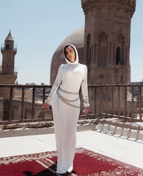 ‏انتقادات واسعة لـ بسمة بوسيل بعد ان رقصت في أغنيتها الأخيرة أمام مسجد! صورة رقم 4