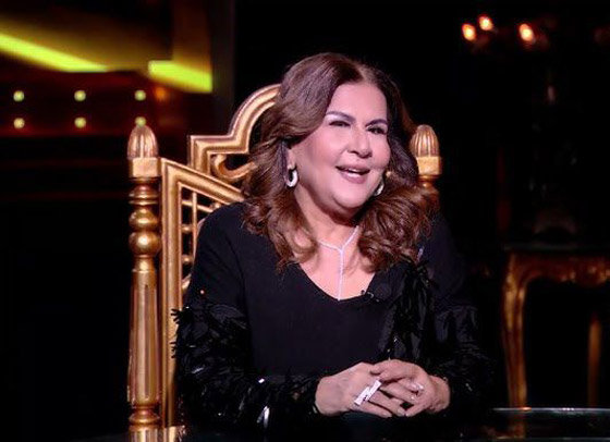 ناقدة فنية عن شيرين عبد الوهاب: صوتها مشروخ، ومدير أعمالها كان بوّاب حارس عمارة! صورة رقم 3