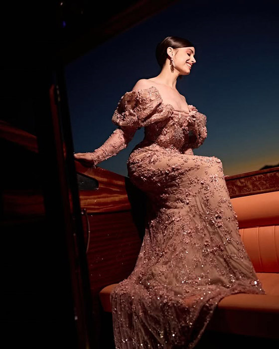 3 إطلالات مبهرة لنجمات عالميات بحفل مهرجان البندقية، من تصميم أشهر المبدعين اللبنانيين صورة رقم 4