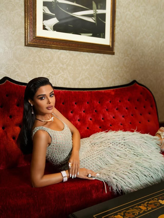 3 إطلالات مبهرة لنجمات عالميات بحفل مهرجان البندقية، من تصميم أشهر المبدعين اللبنانيين صورة رقم 1