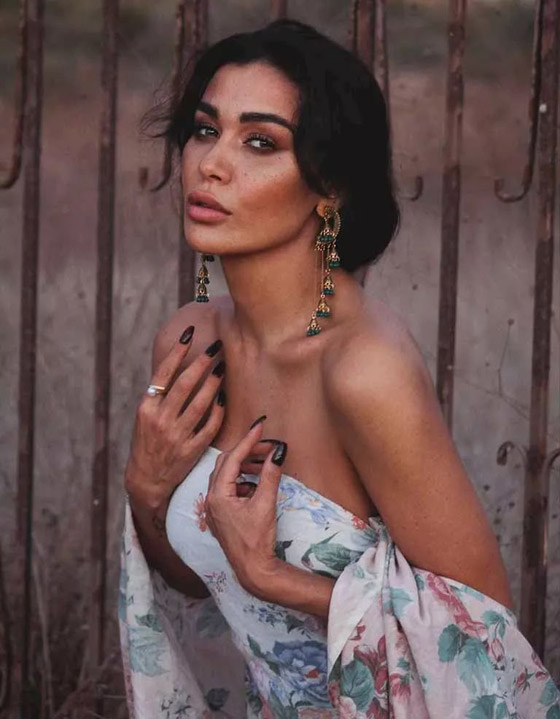 نادين الراسي تثير الاعجاب والتساؤلات: فستان أنيق ورسالة غامضة صورة رقم 2 نادين الراسي تثير الاعجاب والتساؤلات: فستان أنيق ورسالة غامضة صورة رقم 2