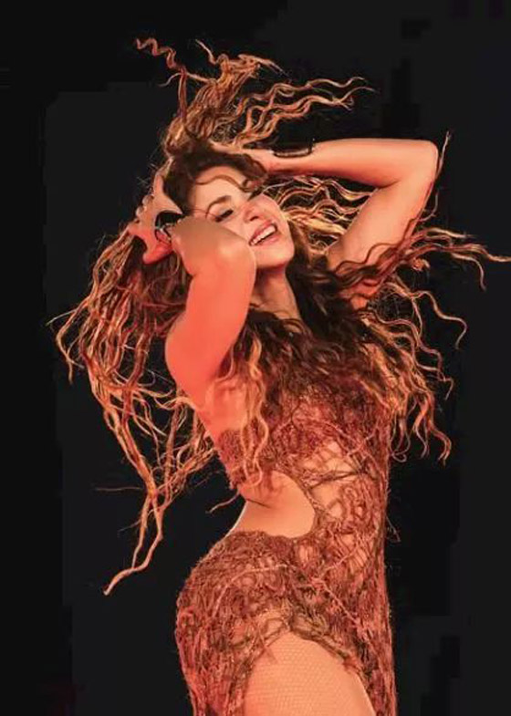  سقوط شاكيرا بشكل مفاجئ على المسرح يثير القلق لدى الجمهور صورة رقم 8