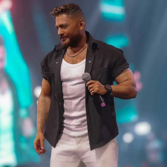 تامر حسني يفاجئ طفلة معجبة داخل مطعم.. رد فعلها مؤثر جدا صورة رقم 4 تامر حسني يفاجئ طفلة معجبة داخل مطعم.. رد فعلها مؤثر جدا صورة رقم 4